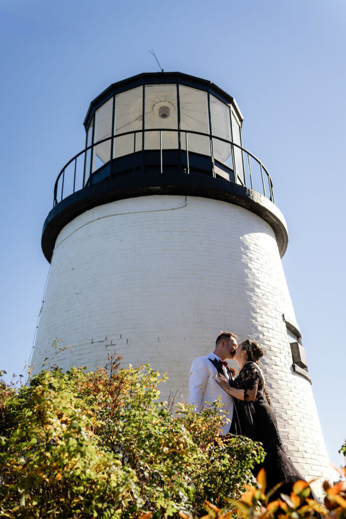 Ash point estate lighthouse with couple kissing, places to have a wedding in maine